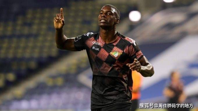 洛佩兹穿着性感舞衣火 洛佩兹、Gaga性感助阵巴黎时装周 杜波夫秀美腿 2014-07-07 巴黎当地时间7月6日，2014-2015巴黎高级定制时装周Versace品牌秀场上，詹妮弗·洛佩兹抹胸高开叉白裙性感亮相，Lady Gaga、妮娜·杜波夫等嘉宾也一一现身，争奇斗妍，大秀好身材。